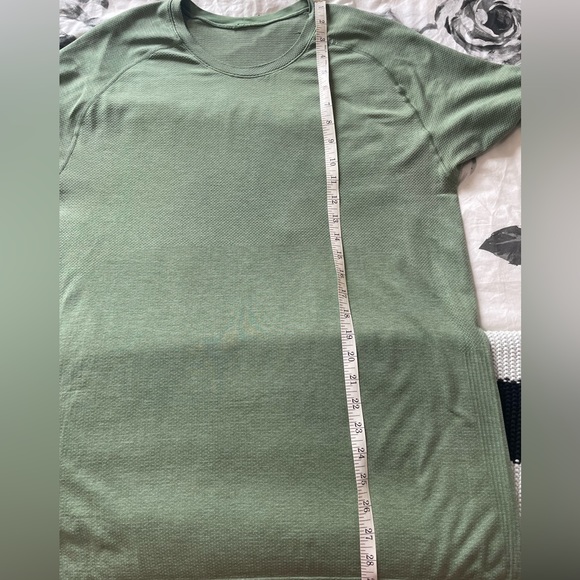Men’s Lululemon Tee - Picture 6 of 6